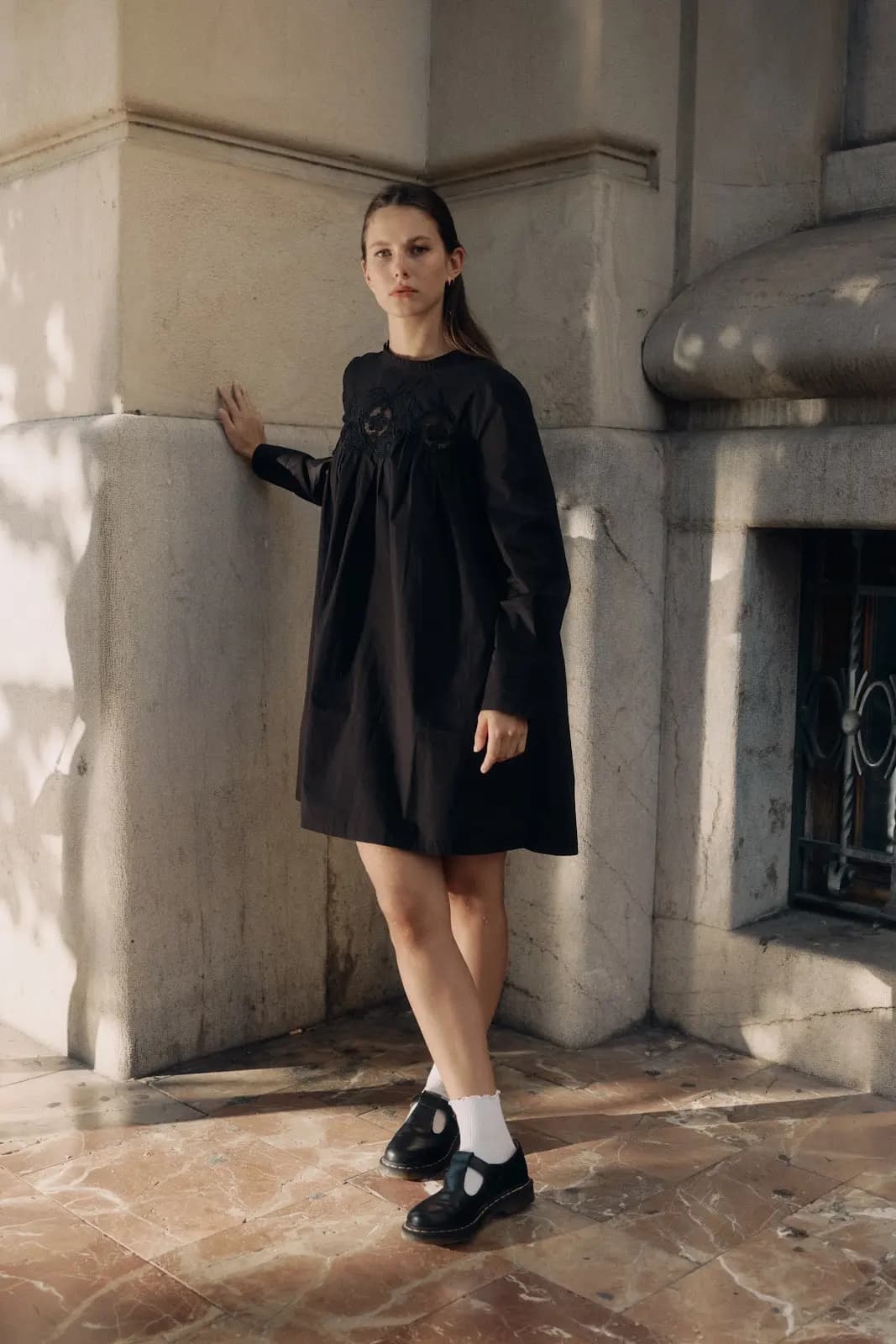 Vestido negro de manga larga — Detalle de desperfecto
