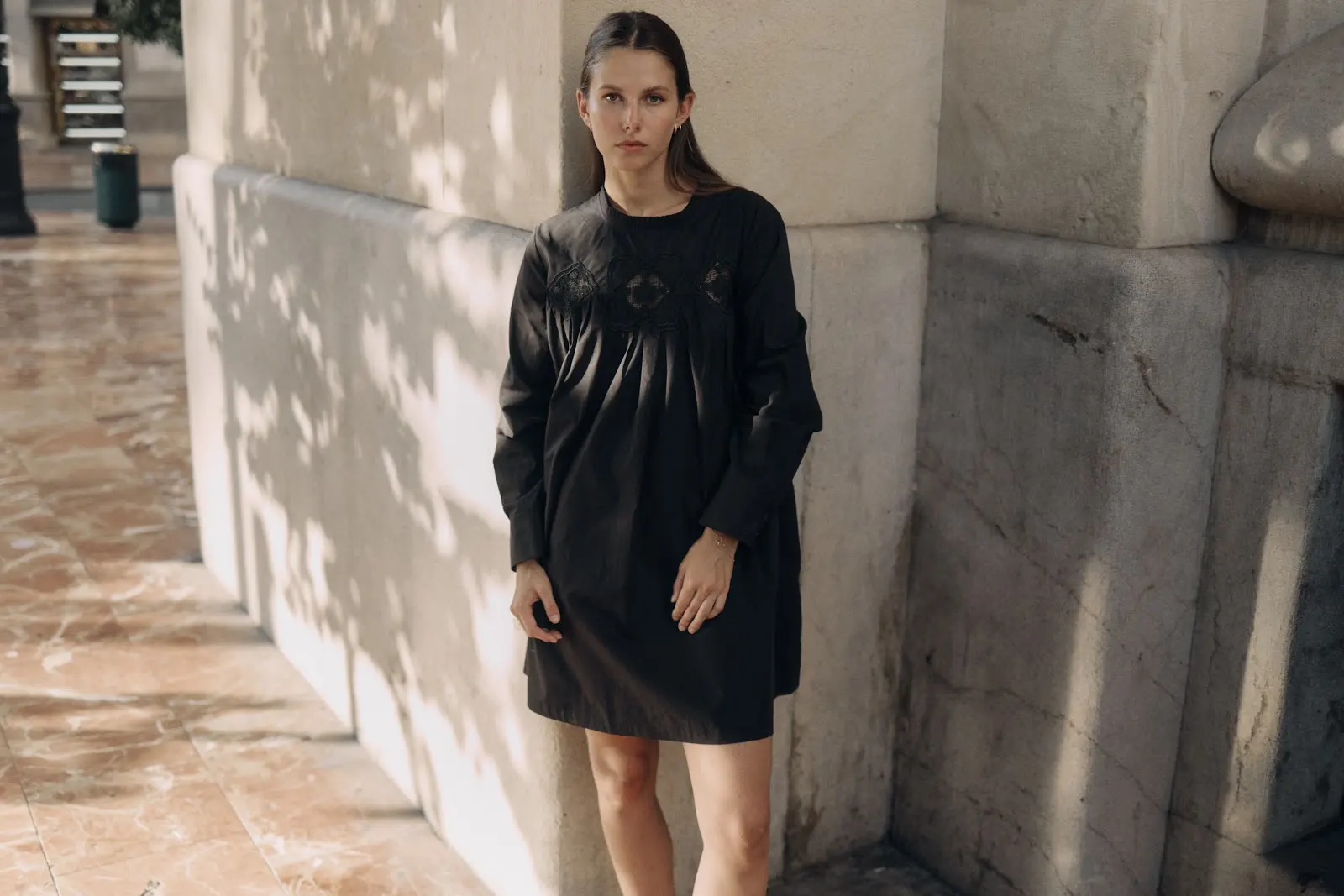 Vestido negro de manga larga — Foto adicional