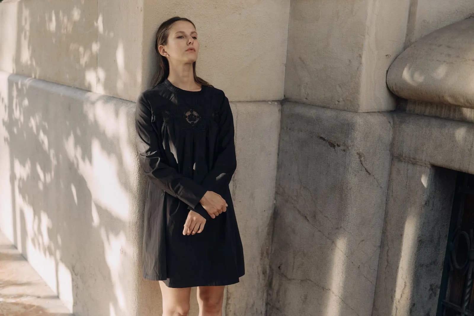 Vestido negro de manga larga — Foto adicional