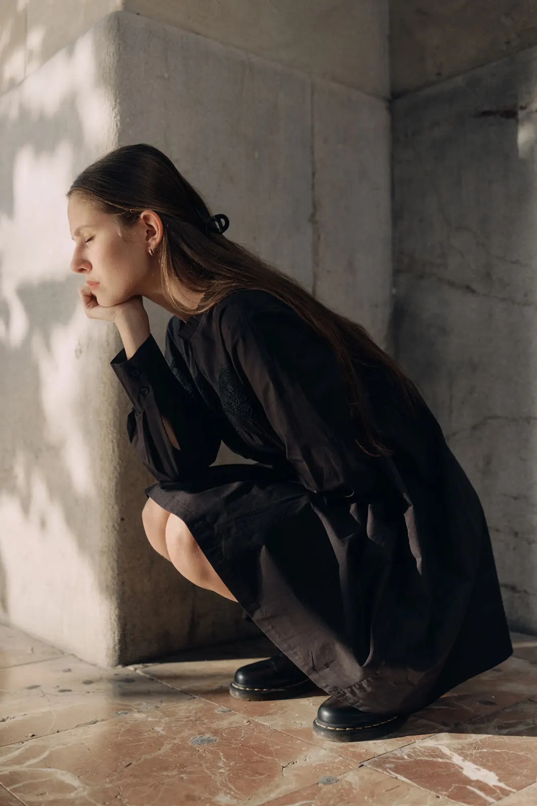 Vestido negro de manga larga — Foto adicional