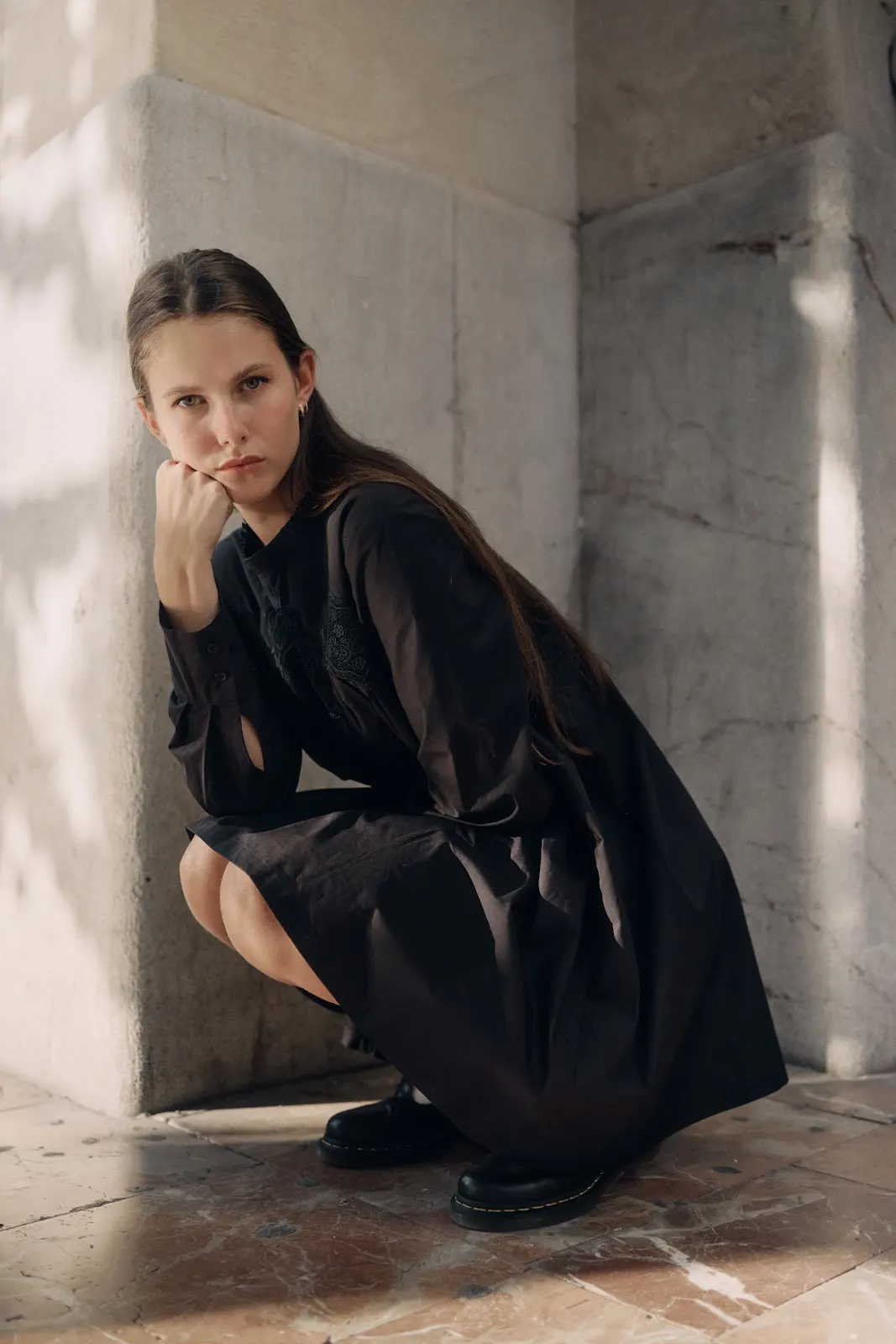 Vestido negro de manga larga — Foto adicional