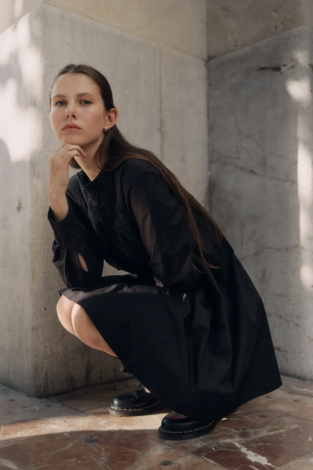 Vestido negro de manga larga — Foto adicional