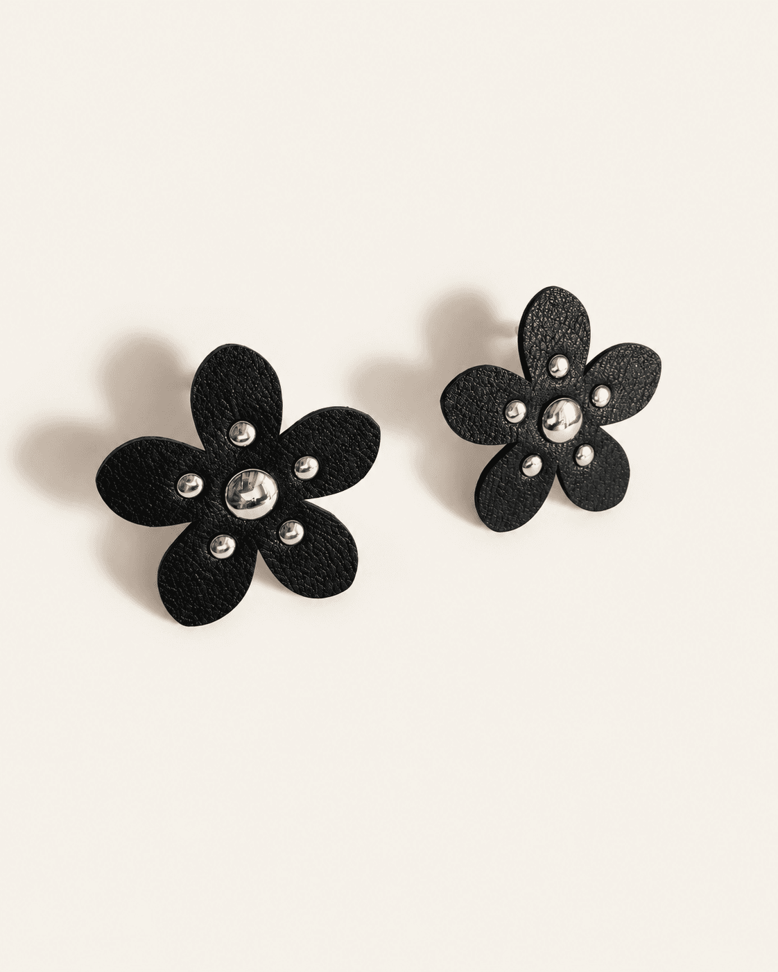Caravanas flor negra con metales — Prenda completa