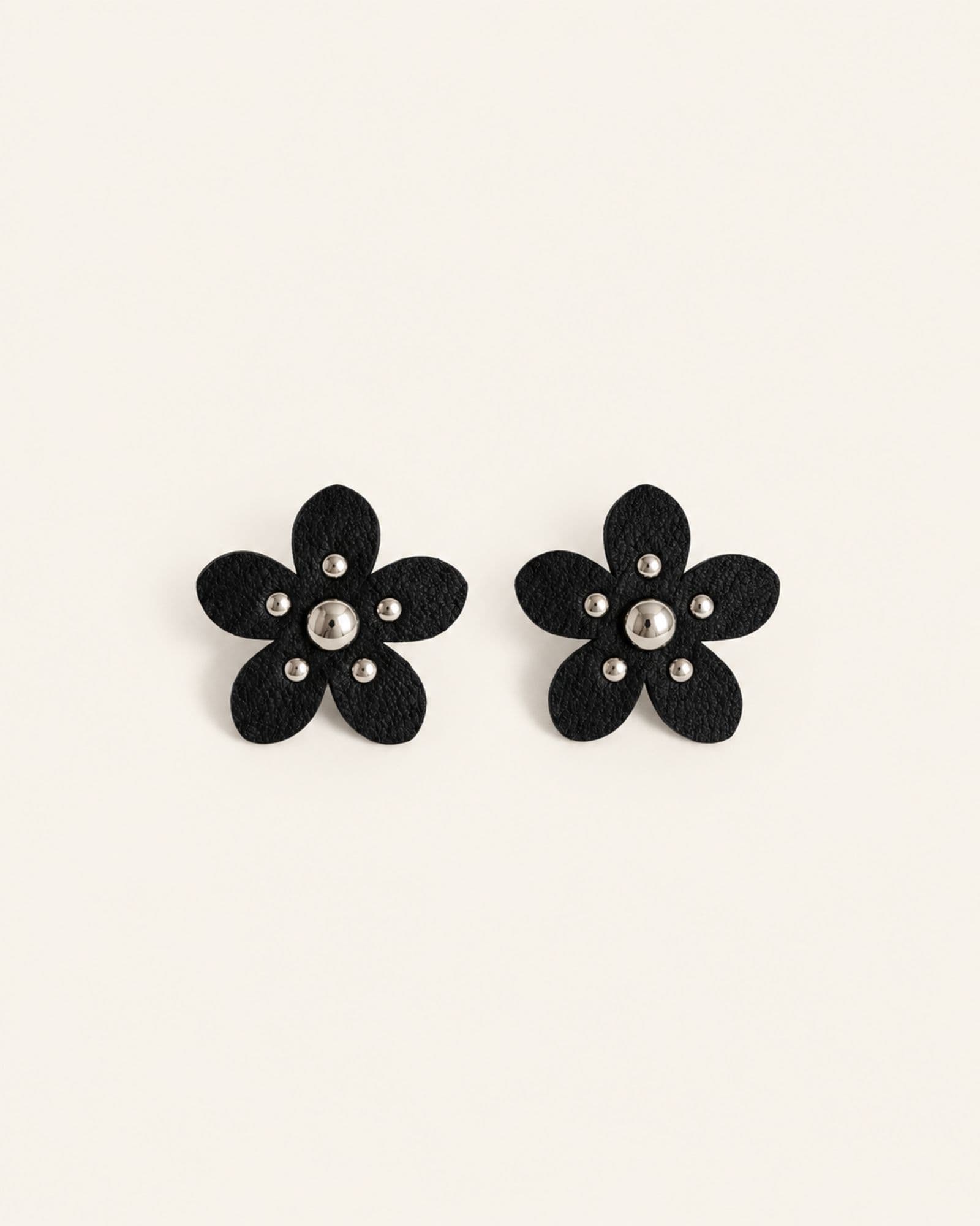 Caravanas flor negra con metales — Detalle