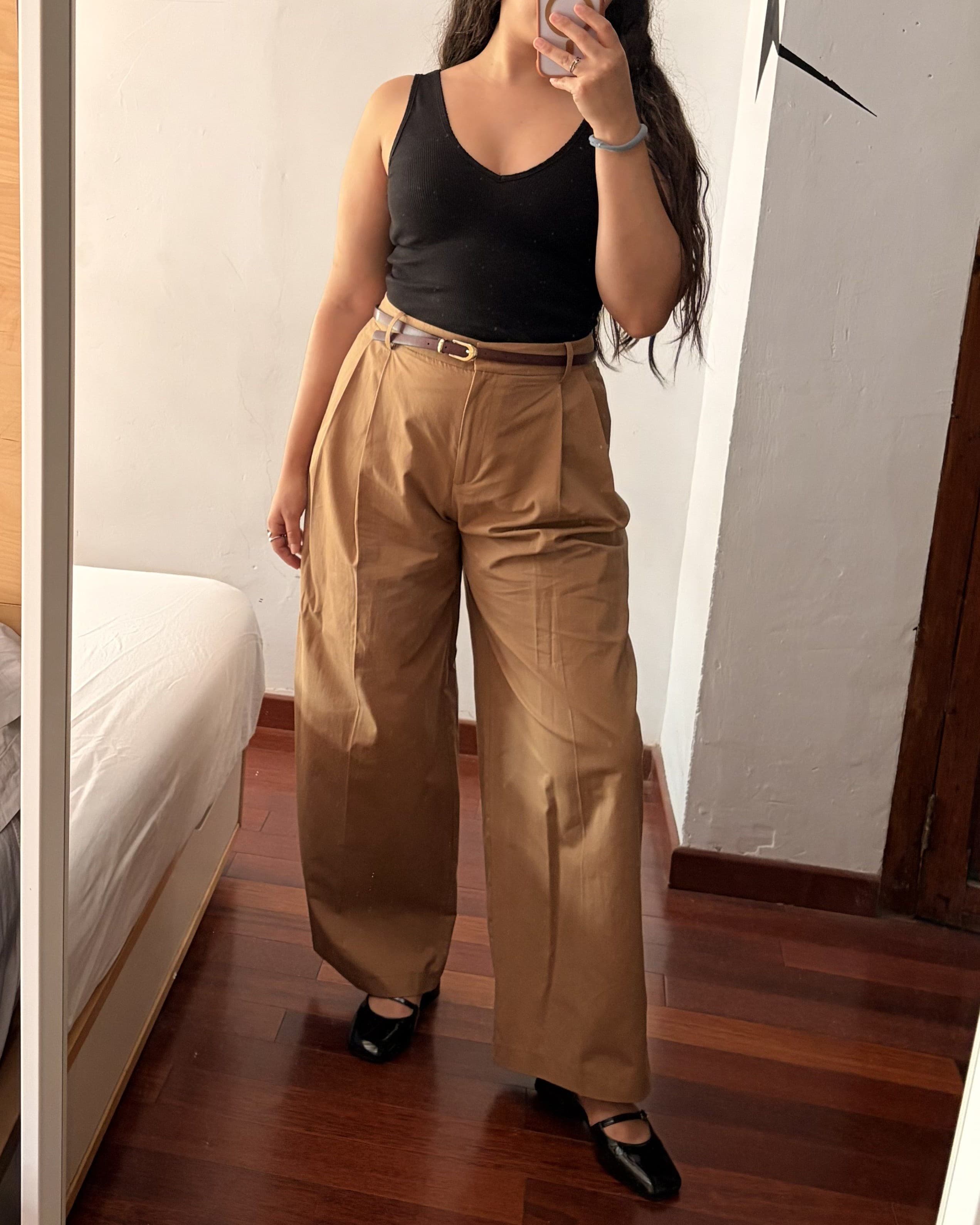 Pantalón corte sastre con cinturón en contraste — Detalle