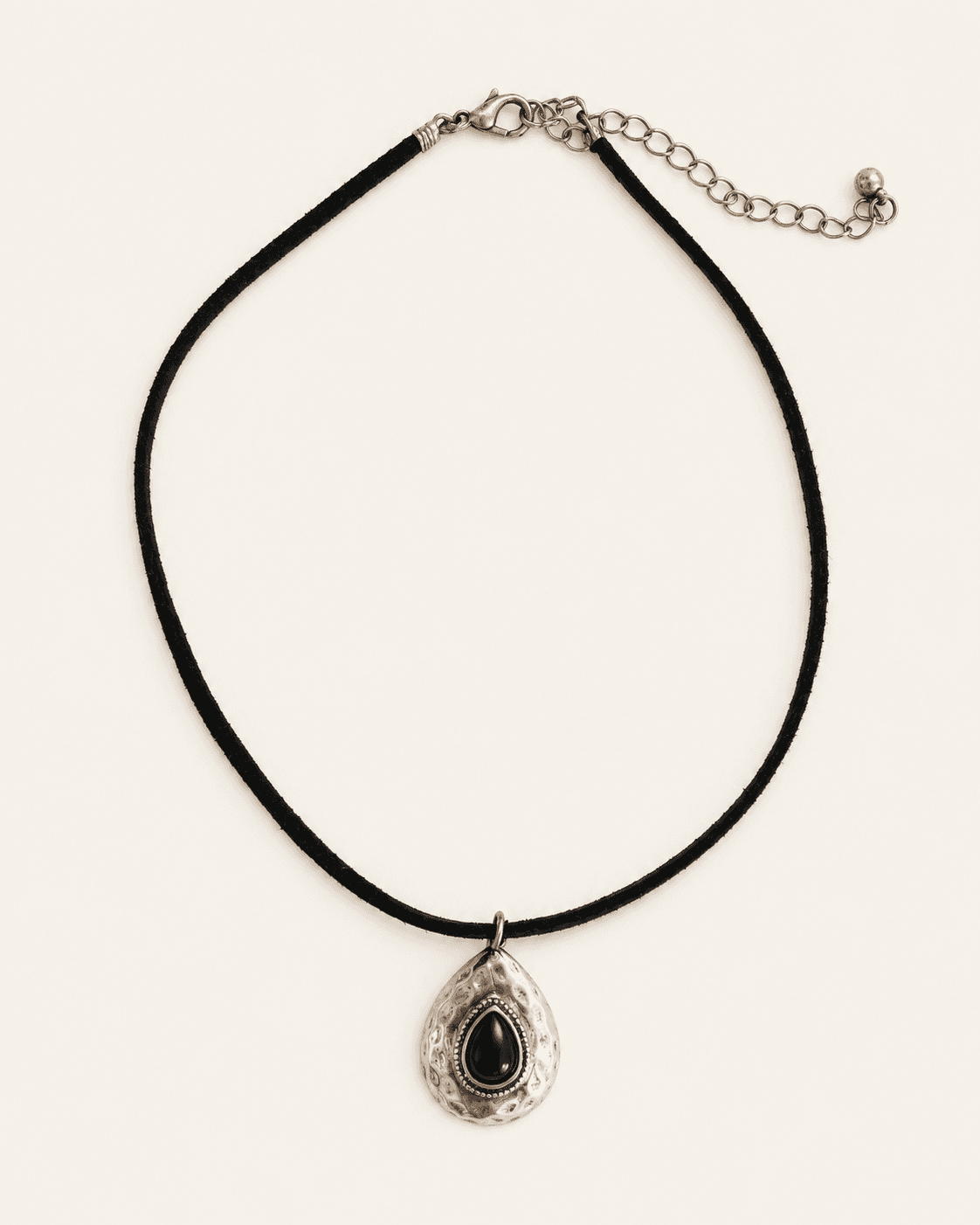 Collar lazo negro con dije — Detalle