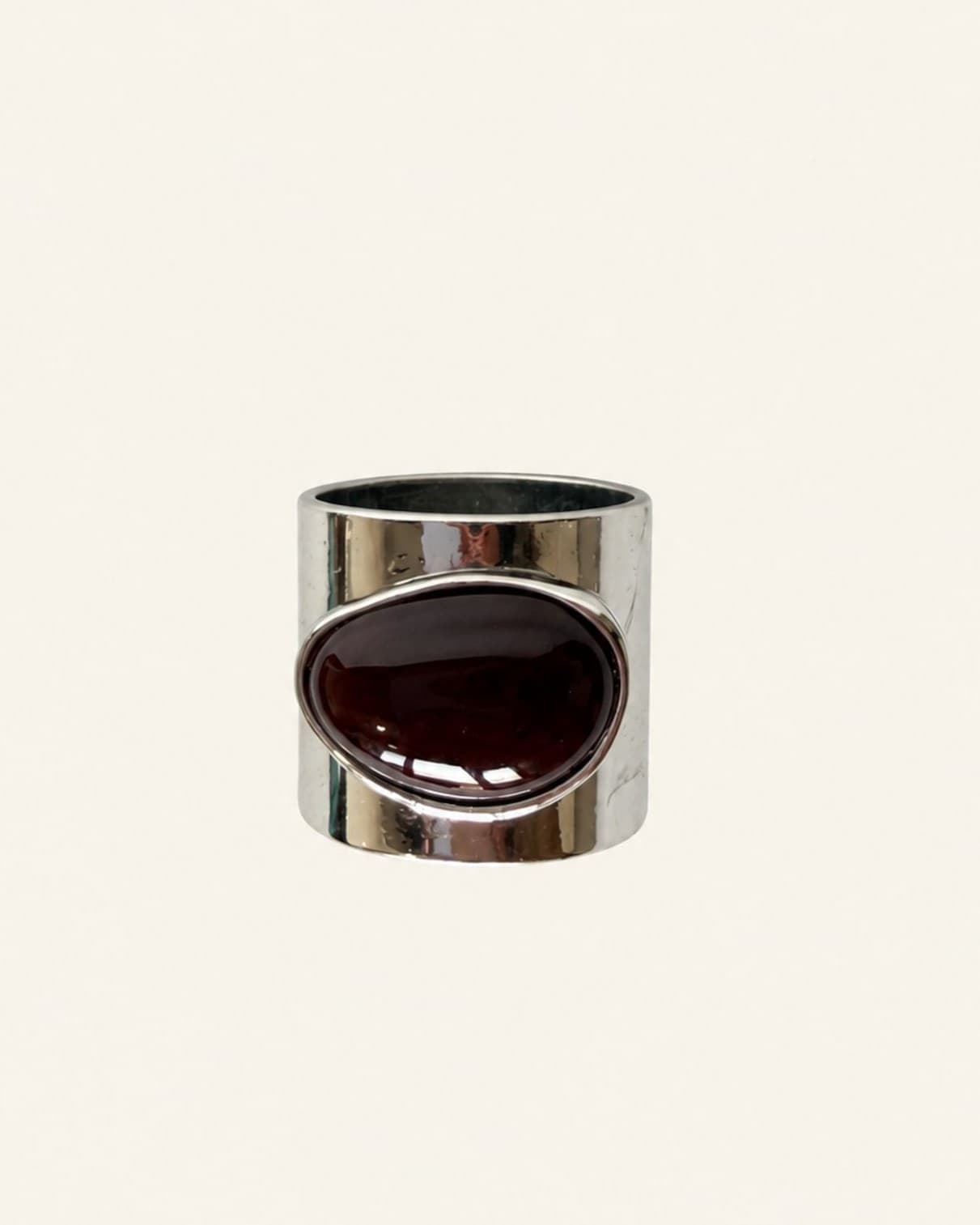 anillo bijou con piedra en bordeaux — Prenda completa