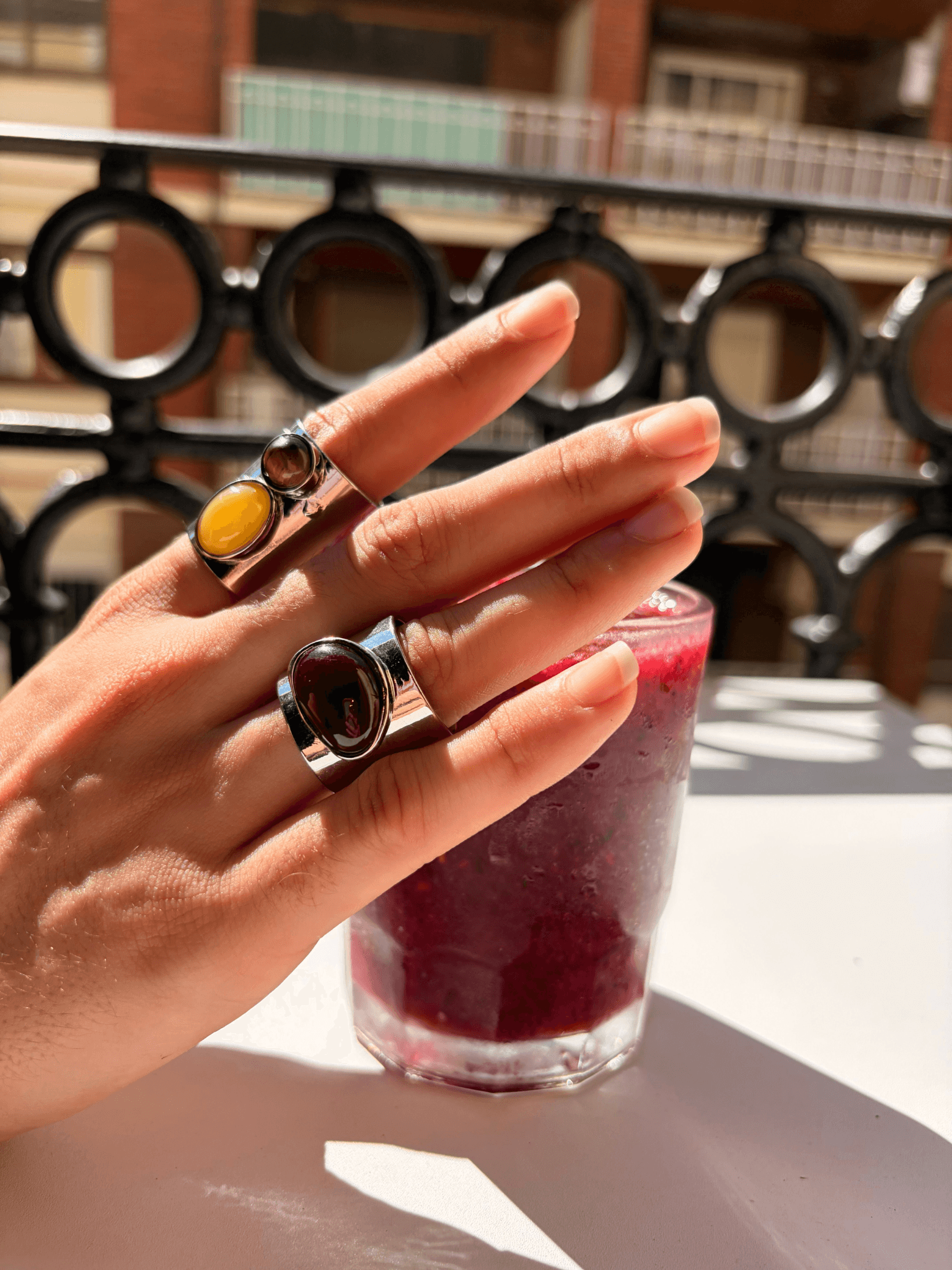 anillo bijou con piedra en bordeaux — Detalle