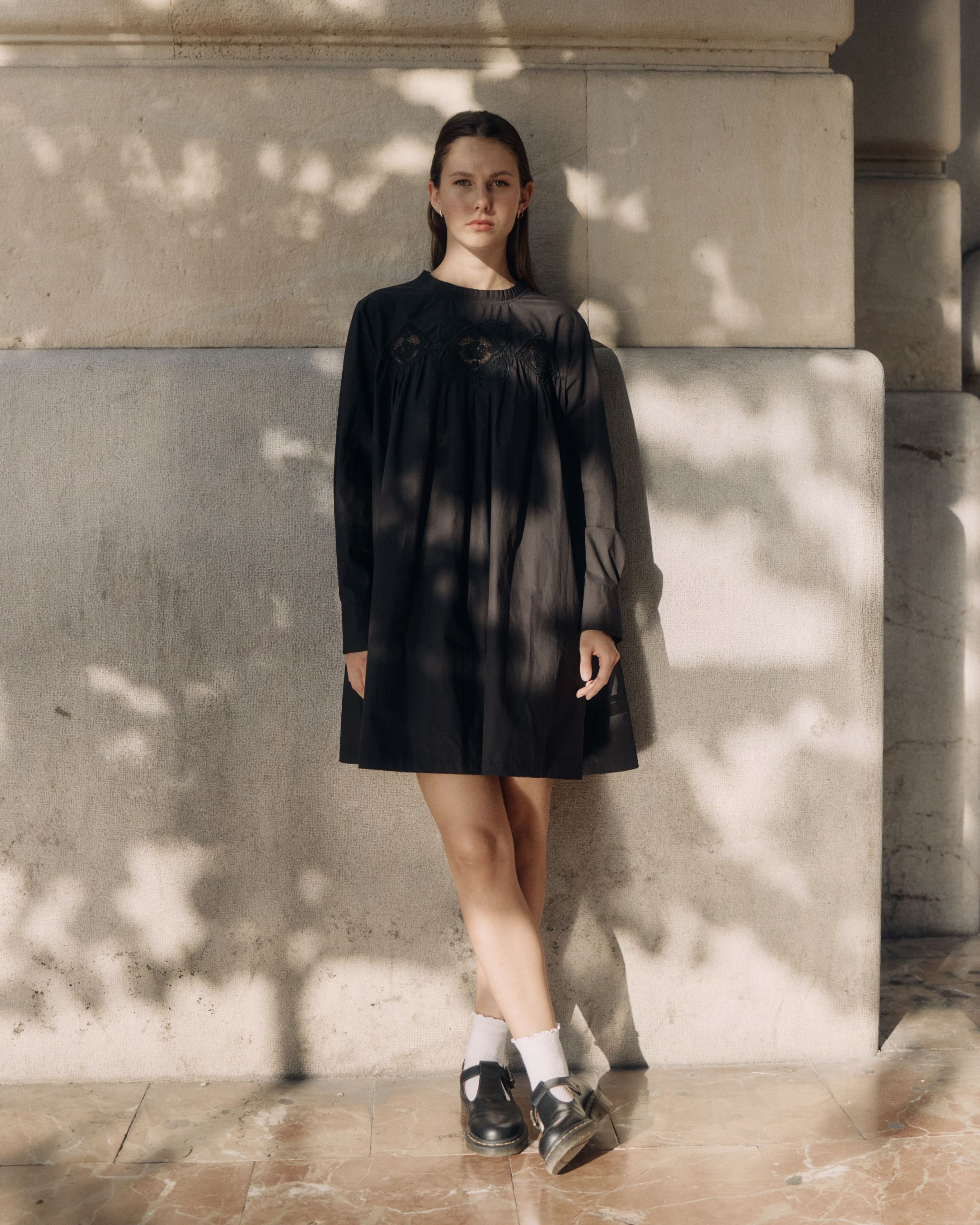 vestido negro con bordado — Detalle
