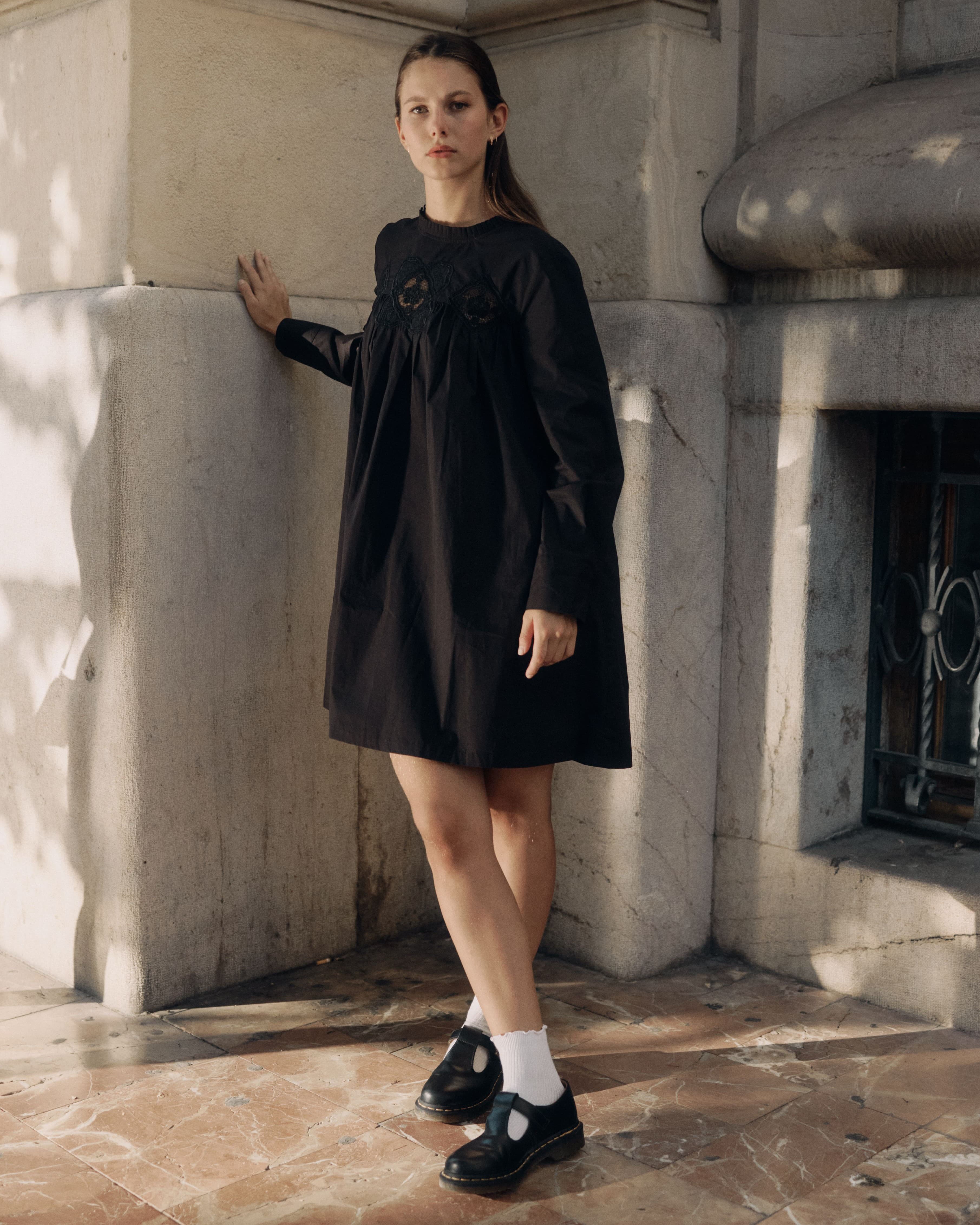 vestido negro con bordado — Etiqueta