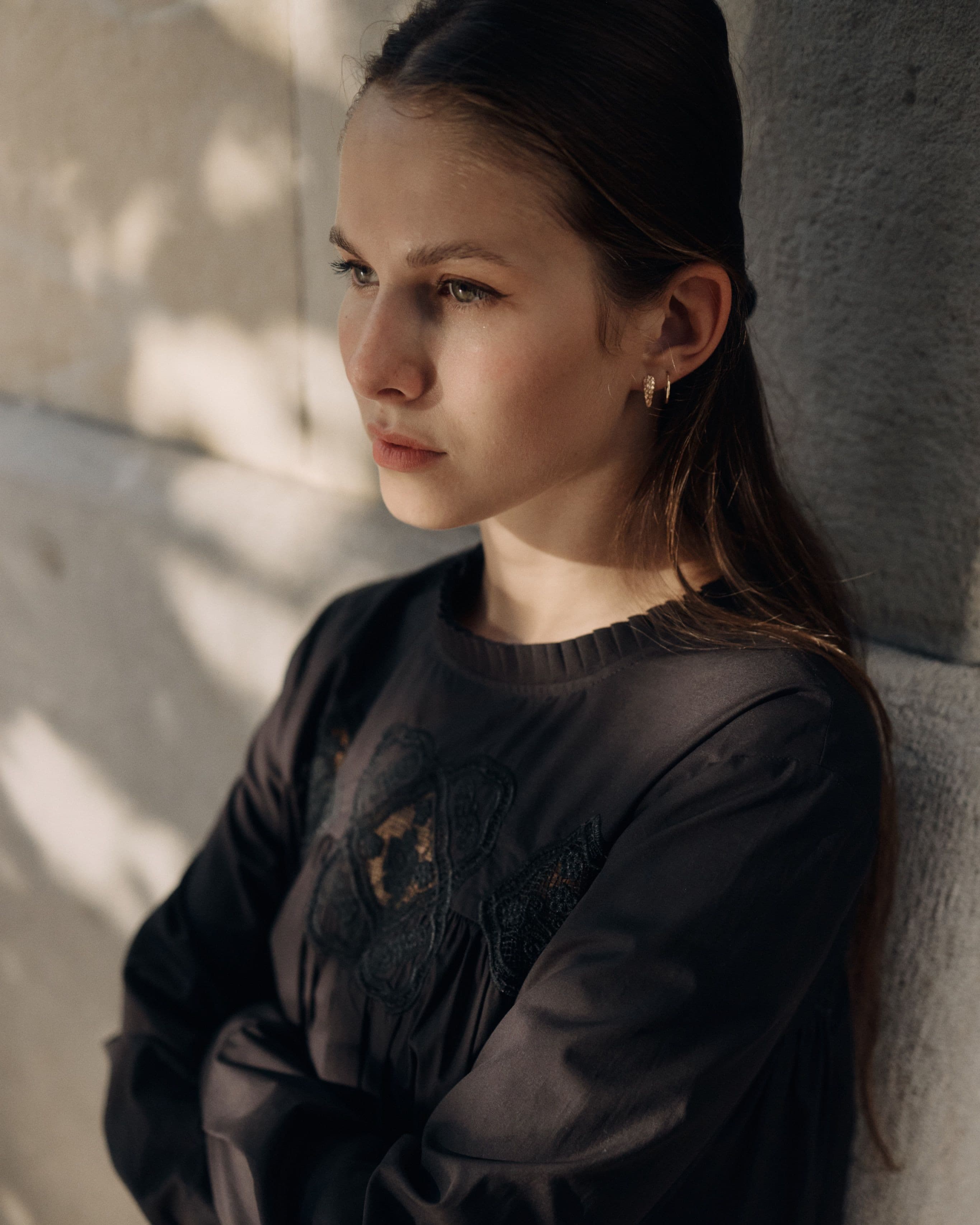 vestido negro con bordado — Tela