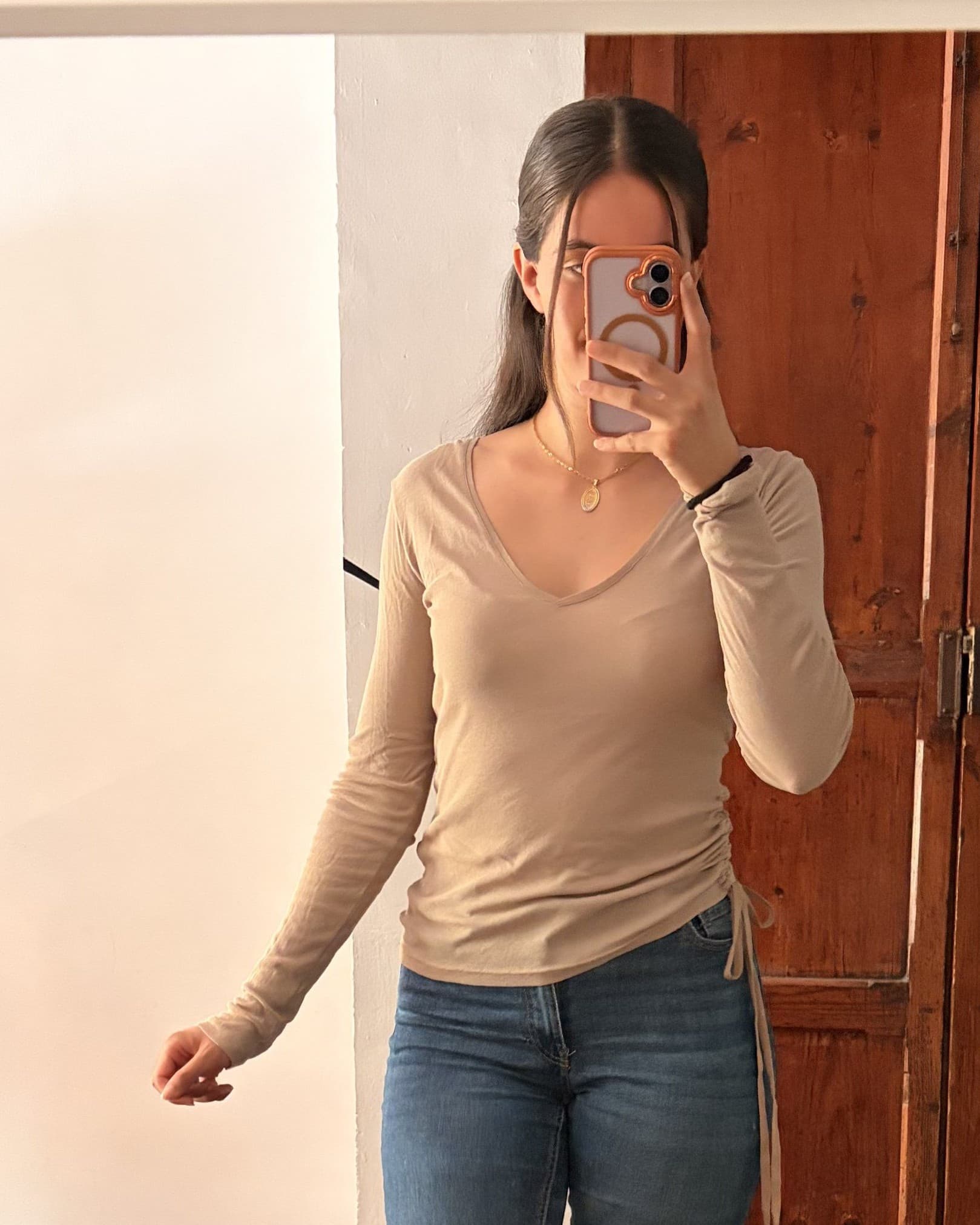 Camiseta escote en V con frunce a un lado — Tela