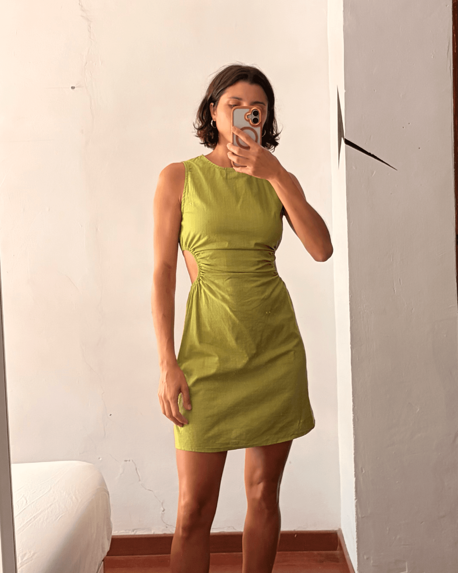 Vestido corto con huecos en cintura — Detalle