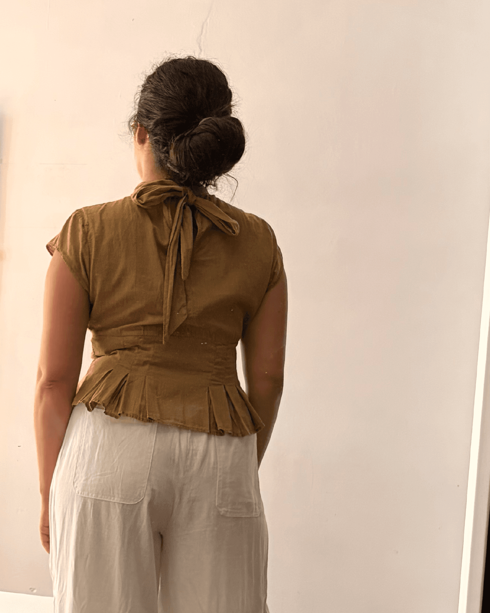 Camisa con cuello y lazo en la espalda — Fabric