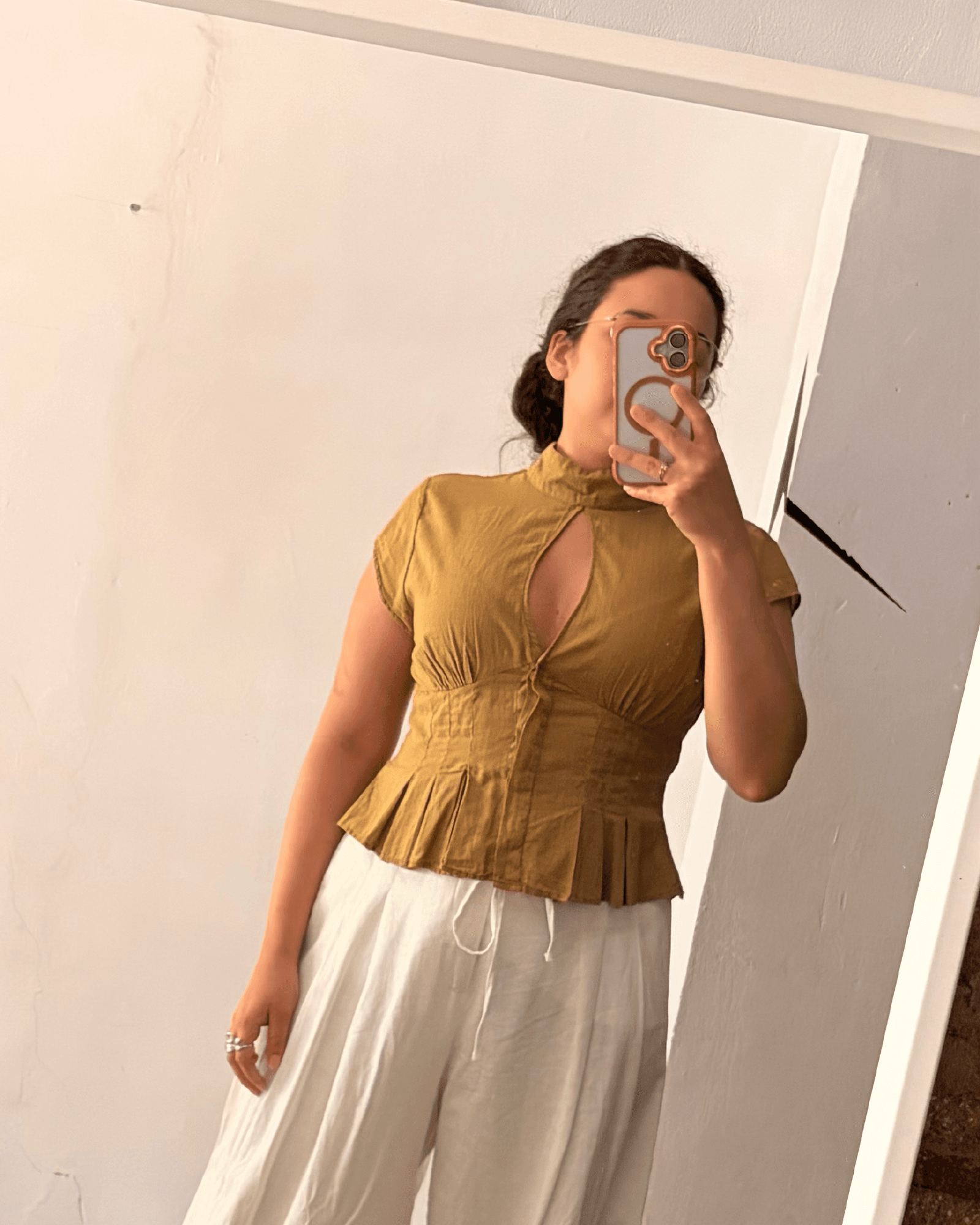 Camisa con cuello y lazo en la espalda — Label
